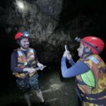 turistas haciendofotos en cuevas