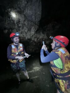 turistas haciendofotos en cuevas