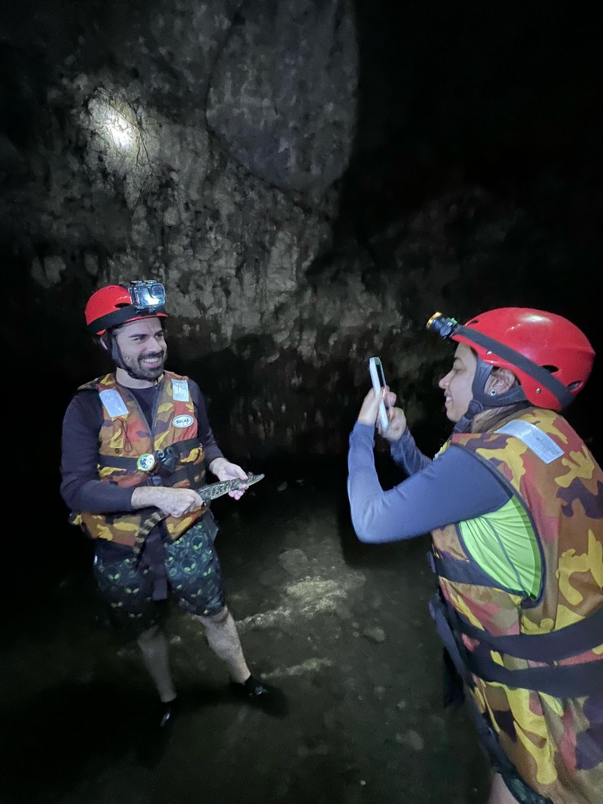 turistas haciendofotos en cuevas