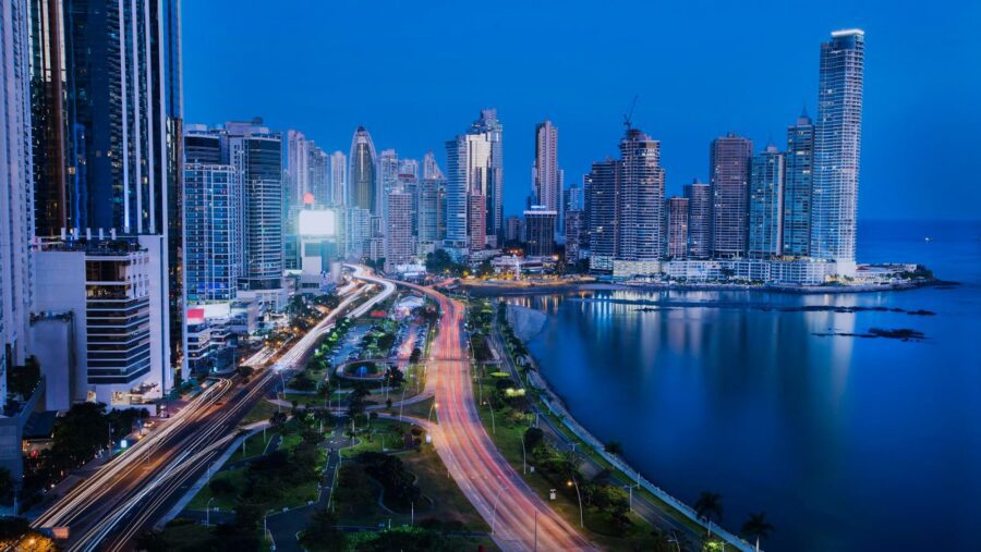 Vista nocturna de la ciudad de panama
