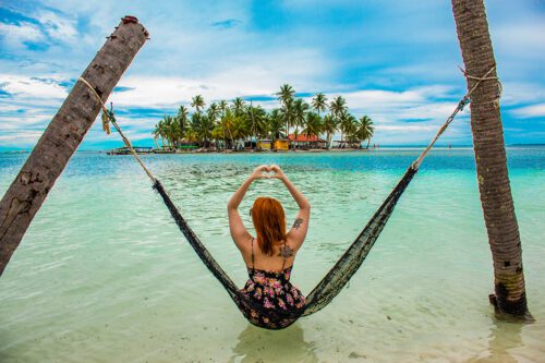turista disfrutando frente a isla de gunayala