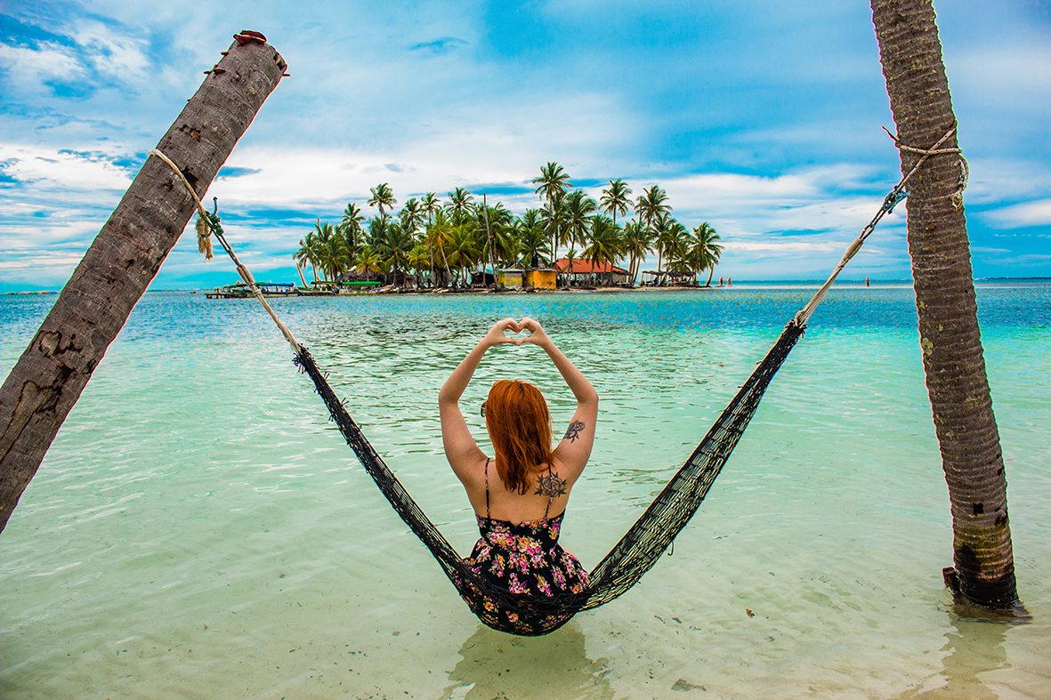 turista disfrutando frente a isla de gunayala