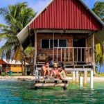 Naranjo chico, cabaña sobre el mar