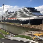 Barco cruzando el canal de panama