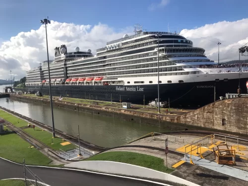 Barco cruzando el canal de panama