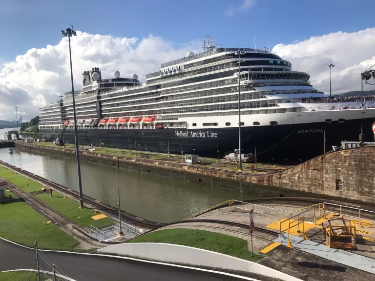 Barco cruzando el canal de panama
