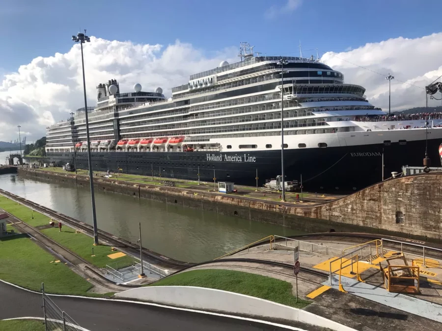 Barco cruzando el canal de panama