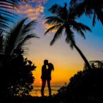 pareja en amor en medio de 2 palmeras