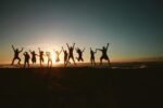 Viajes de estudiantes felices celebrando