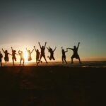 Viajes de estudiantes felices celebrando