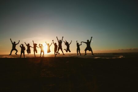 Viajes de estudiantes felices celebrando