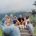 Familia feliz en tour corto valle del cocora 7