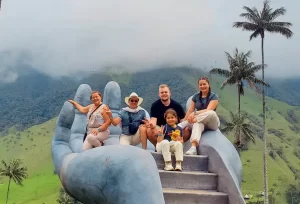 Familia feliz en tour corto valle del cocora 7
