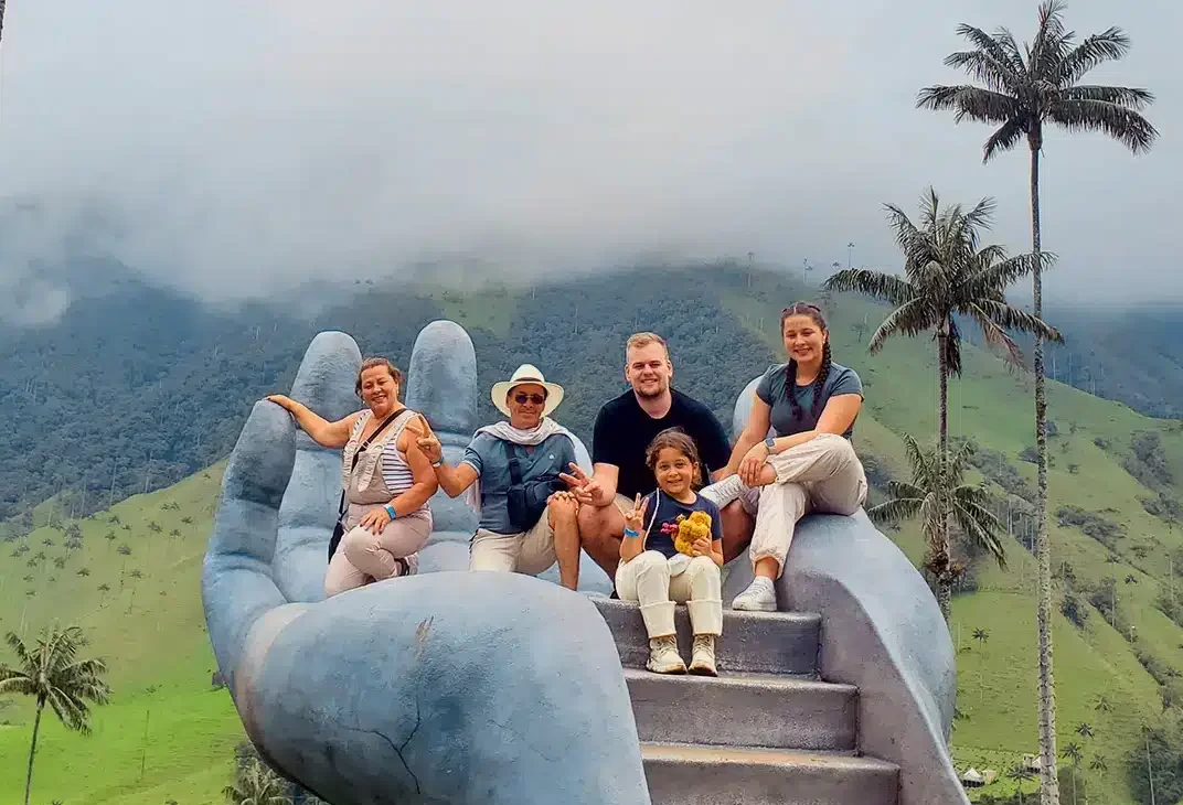 Familia feliz en tour corto valle del cocora 7