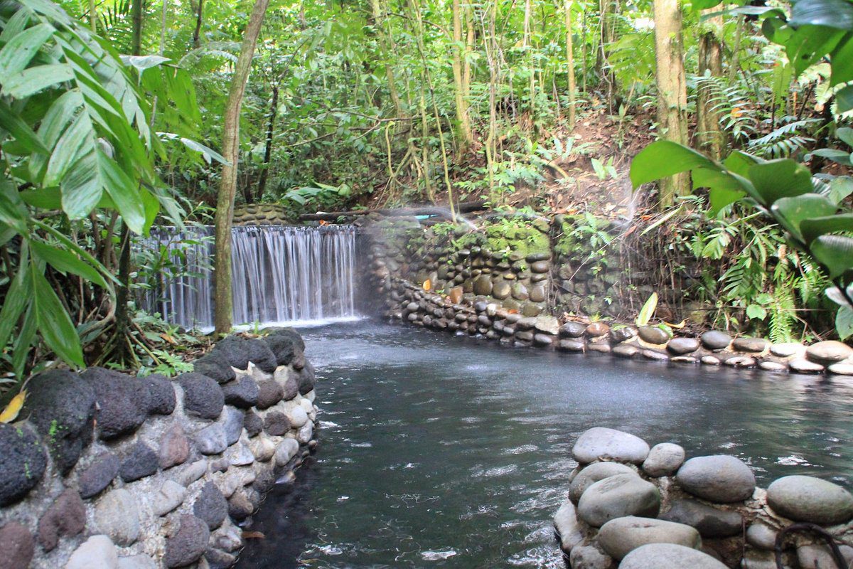 santuario natural de aguas termales parte del paquete a costa rica con Latino Travel