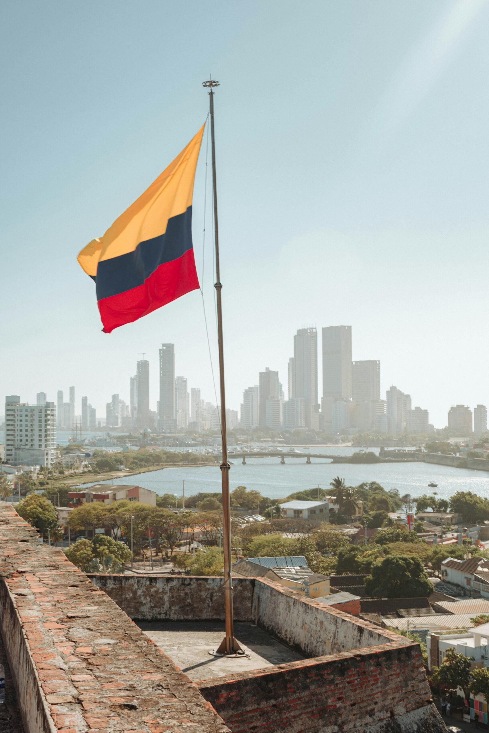 Vista de Cartagena Colombia ondeando la bandera