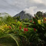 Vista panorámica del Volcán Arenal con nubes y vegetación tropical en La Fortuna, Costa Rica