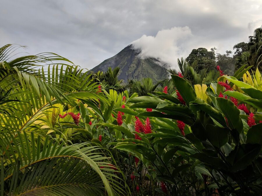 Vista panorámica del Volcán Arenal con nubes y vegetación tropical en La Fortuna, Costa Rica
