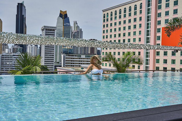 Vista del centro de la ciudad desde la piscina del Gran Evenia Panama