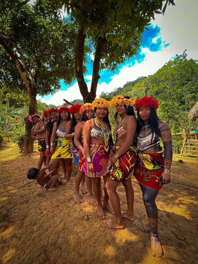 Mujeres de comunidad emberá en parque nacional chagres