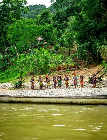 Comunidad embera en rio chagres
